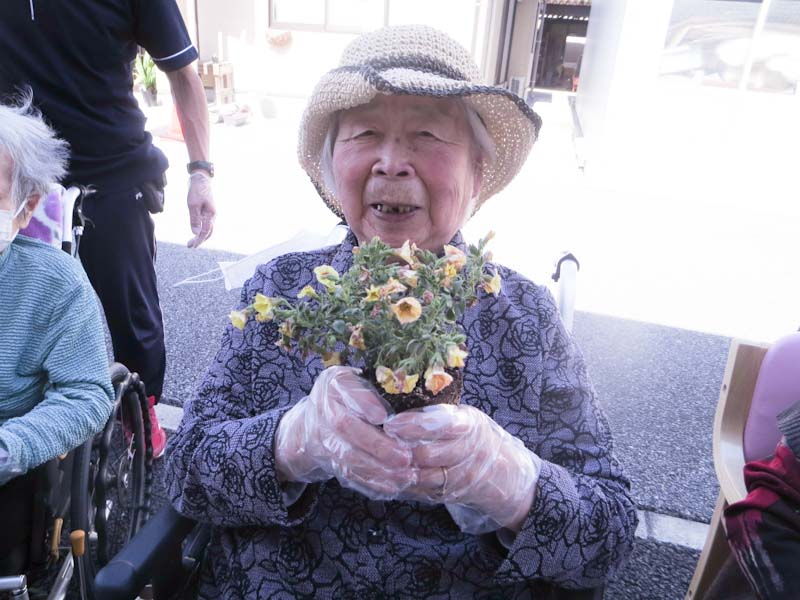 花壇の手入れです。きれいに花が育ちますように💛